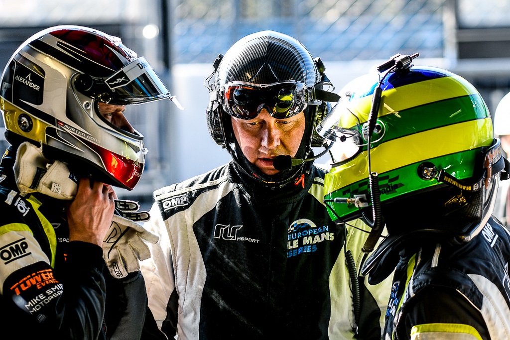 Morten arbejder tæt sammen med Alex Kapadia (til højre) for at have den bedst mulige bil til sæsonpremieren på Silverstone
(Foto: Xynamic Automotive Photography)